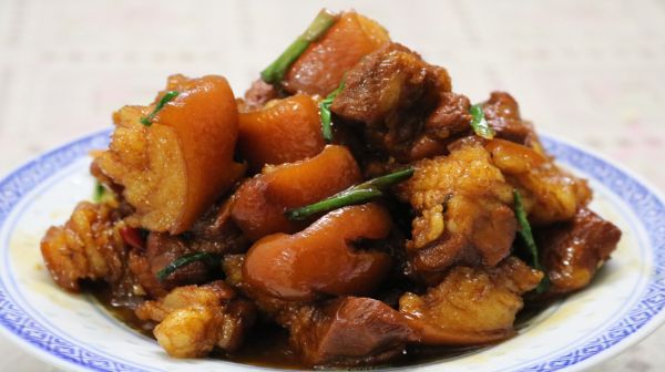 麻辣肘子家常版，肥而不腻，色香味形俱佳，好吃又下饭