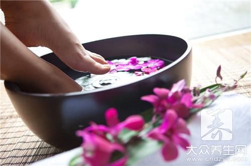 熱水泡腳會(huì)加重腳氣嗎?