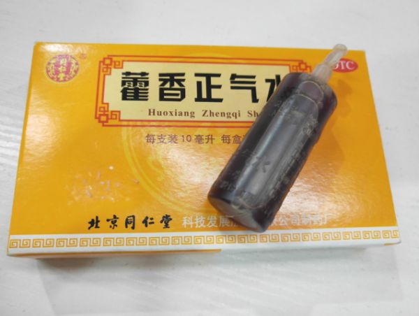 藿香正气水泡脚的好处 藿香正气水的功效作用 藿香正气水的用法