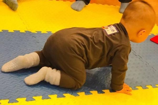 婴幼儿爬行姿势图