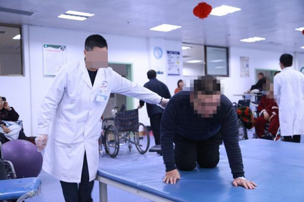 脑卒中患者爬行姿势图