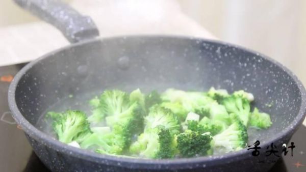 自制營(yíng)養(yǎng)沙拉，這種蔬菜配上水果，吃半個(gè)月連瘦15斤