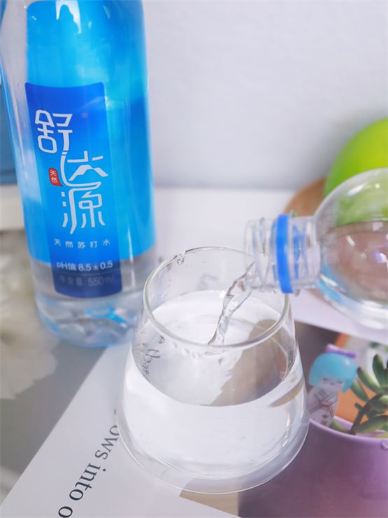 黑龍江舒達(dá)飲品有限公司作為一家深耕飲水產(chǎn)業(yè)多年的老品牌，自創(chuàng)立之初便把“堅(jiān)持卓越，創(chuàng)造永恒”作為品牌宣言，致力于改善我國飲用水質(zhì)，為消費(fèi)者打造天然健康水質(zhì)。在其強(qiáng)大的團(tuán)隊(duì)和先進(jìn)的設(shè)備加持之下，不僅獲得了多個(gè)權(quán)威證書，同時(shí)也受到了廣大消費(fèi)者的青睞。
