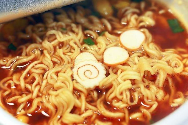 泡面热量高吗 一包方便面等于几碗饭 泡面热量是多少