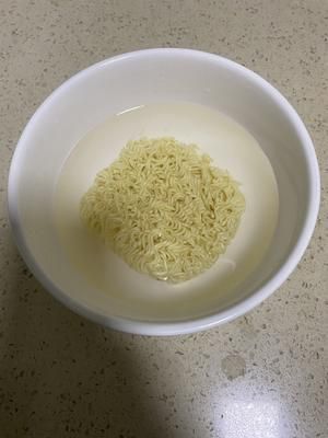 真懶人?微波爐煮面的做法 步驟1