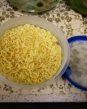 微波爐方便面——傳說中驚為天人的美味的做法 步驟2