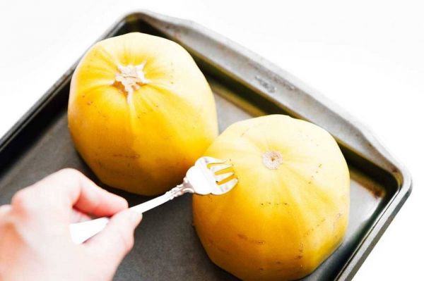在南瓜外側(cè)扎一下
