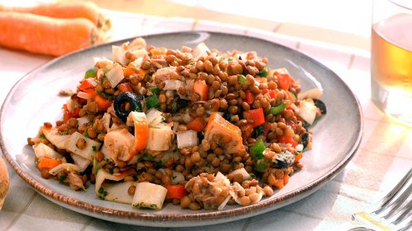 Ensalada de lentejas rojas con sardinillas