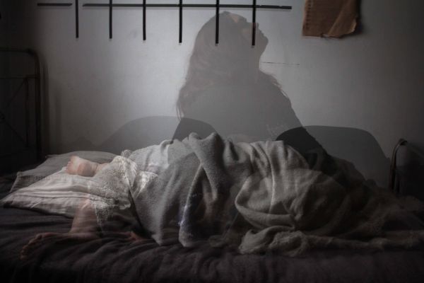 mujer con insomnio cetogenico