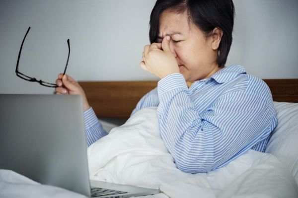 mujer con insomnio en la cama