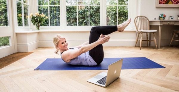 hacer yoga en casa mirando youtube