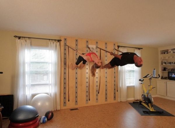 hacer yoga con correas en la pared