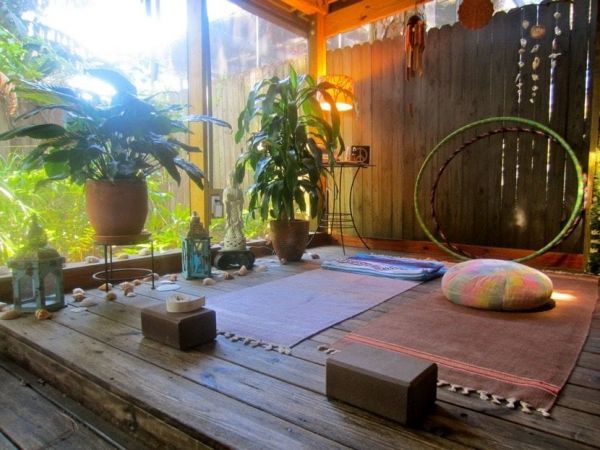 sala decorada para hacer yoga