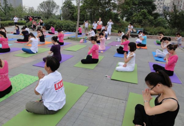 女生练瑜伽塑形好还是练健身好