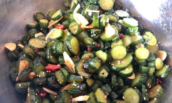 如何制作美味爽脆的腌黃瓜（掌握制作技巧）