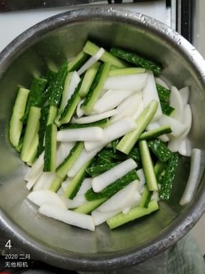 隔三差五都會(huì)做的小黃瓜（早餐必備，孩子也能吃）的做法 步驟1