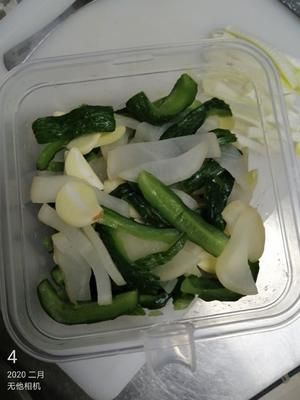 隔三差五都會(huì)做的小黃瓜（早餐必備，孩子也能吃）的做法 步驟2