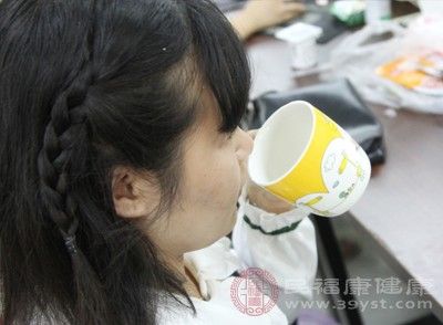 早上的第一杯水可以補充晚上消耗的這一部分水分