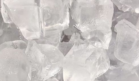 把冰塊一塊一塊的放進(jìn)冰箱里會融化嗎2
