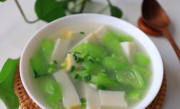營(yíng)養(yǎng)美味的蝦仁豆腐絲瓜湯（健康的家常菜肴）