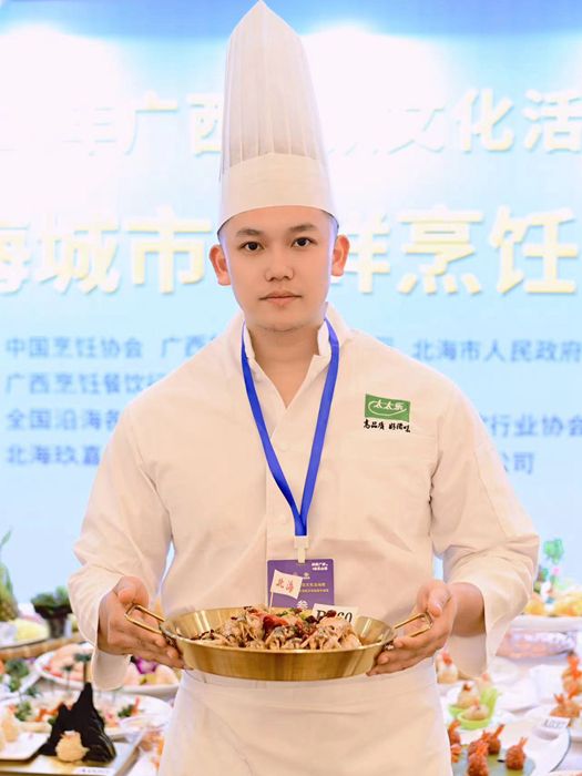 參賽選手展示菜品。人民網(wǎng) 雷琦竣攝