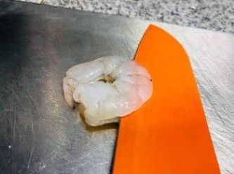 step2: 先將蝦仁解凍，橫切一刀以取出蝦腸。完成後抹乾水份，用少許鹽和胡椒粉醃10分鐘。