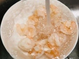 step3: 燒沸水，先把蝦仁灼至8成熟，然後放進(jìn)冰水降溫。完成後瀝乾備用。