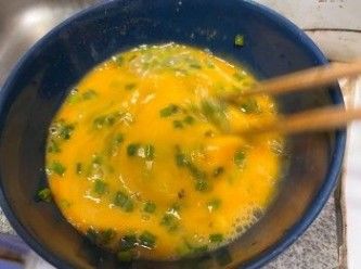step4: 打散雞蛋，加入少許鹽和蔥花拌勻。
