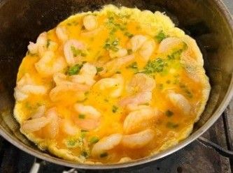 step5: 燒熱鍋、下1/2湯匙油，待油加熱好後加入蛋液，再加入蝦仁炒勻。炒至雞蛋成為喜歡的熟度即可上碟。