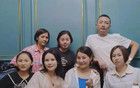 同學(xué)守寡三年。我開玩笑說嫁給我算了，她踢了我一腳