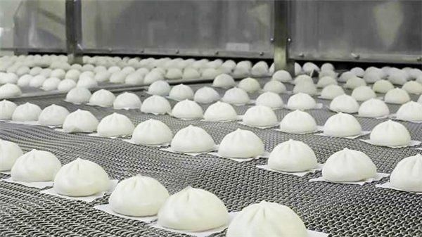 圖注:正大現(xiàn)代食品工廠-全自動化包點(diǎn)生產(chǎn)線