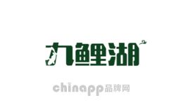 九鯉湖九鯉湖品牌成立于2013年，隸屬于贛州康瑞農(nóng)產(chǎn)品有限公司。主要經(jīng)營(yíng)范圍為預(yù)包裝食品兼散裝食品批發(fā)兼零售以及農(nóng)產(chǎn)品加工與蔬菜配送批發(fā)兼零售