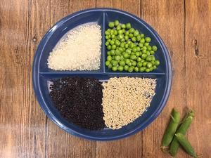 【省時省力·黑糯米寶寶豌豆飯】(10M+)的做法 步驟1