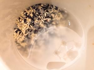 【省時省力·黑糯米寶寶豌豆飯】(10M+)的做法 步驟2