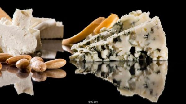 每100克藍(lán)干酪中含有2.7克鹽，這一含量水平已經(jīng)接近海水。