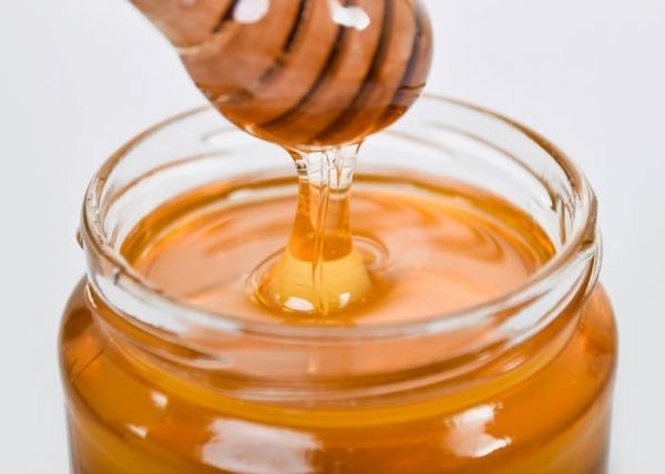 Un tarro con miel natural