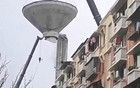 成都一小區(qū)拆水塔時(shí)吊臂連塔頂?shù)瓜拢?人死亡