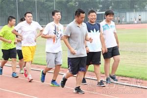 武漢體院皓千減肥訓(xùn)練營--操場訓(xùn)練