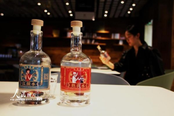 2021年4月27日，同仁堂“知嘛健康零号店”内，顾客在体验熬夜水。