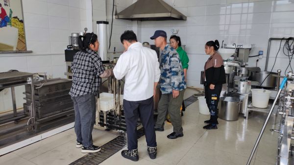 韩国客户在长庆隆购买的豆腐机设备今天开始学习，感谢客户对长庆隆漂洋过海的信任，长庆隆祝客户在韩国生意兴隆，财源广进！ (2).jpg