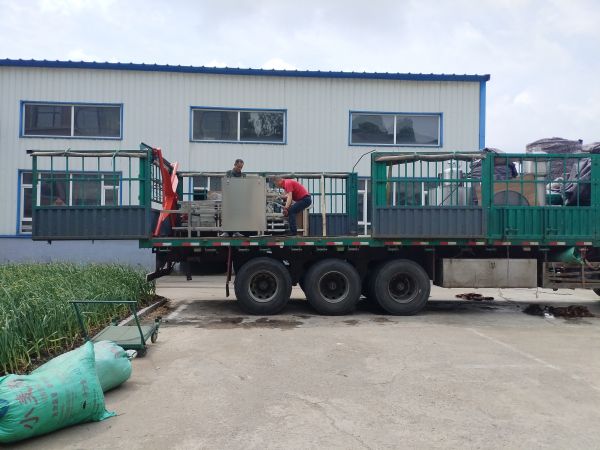 发往沈阳的全套豆腐机设备装车发货，感谢客户对长庆隆的支持与信任，长庆隆祝客户豆制品创业路上，生意越来越好 (3).jpg
