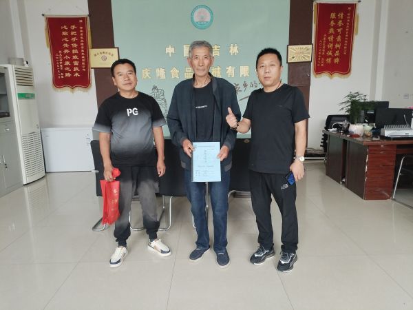 黑龙江五常客户在长庆隆购买了仿手工干豆腐机，大豆腐机，磨浆机等全套豆制品设备，已经签约完成，长庆隆祝您心想事成，万事如意，财源滚滚来。 (2).jpg