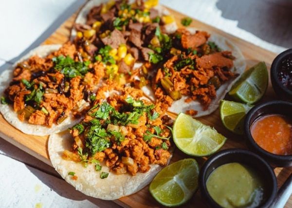 Un plato típico de México con cilantro