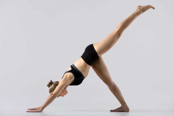 單腿下犬式 Eka Pada Adho Mukha Svanasana