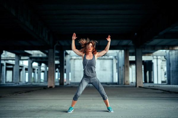mujer haciendo jumping jacks