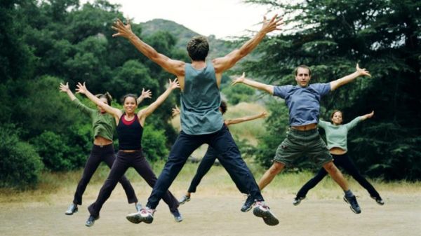 personas haciendo jumping jacks