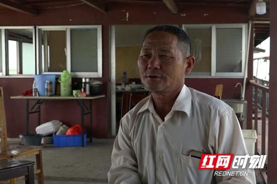 渔民朱正泉介绍洞庭湖往事。