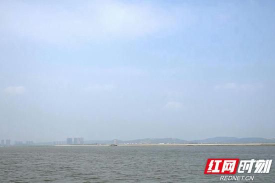 在当地政府的治理下，湖水变清了，湖里的矮围、迷魂阵、挖沙船已经很难见到。