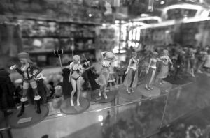 动漫玩具成人化愁坏家长玩偶衣着清凉过于暴露