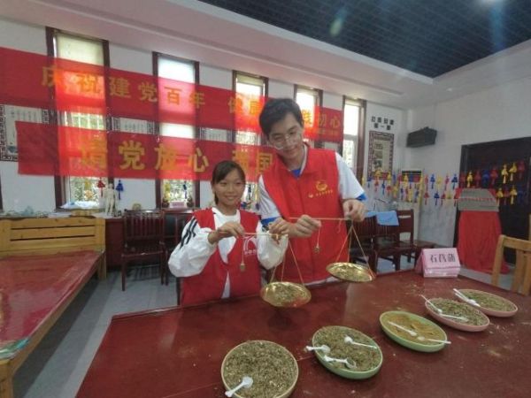 志愿服務(wù)隊向社區(qū)居民傳授中醫(yī)知識 學(xué)校供圖